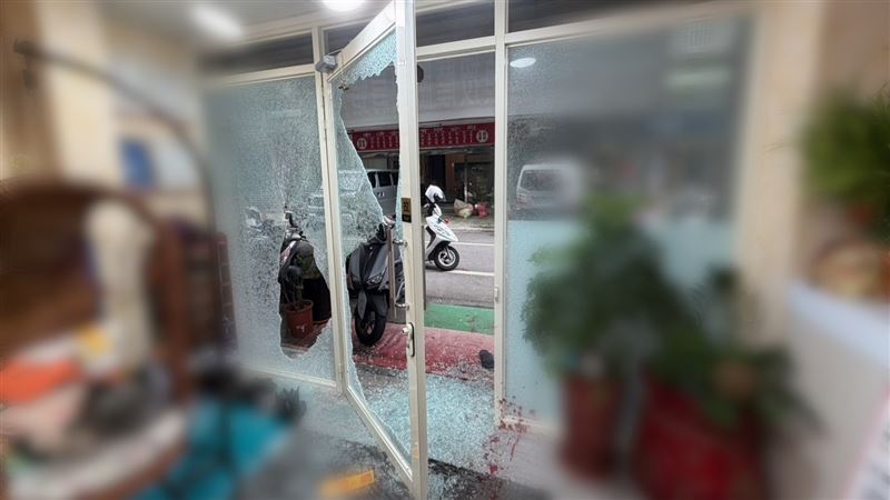 美甲店的大門遭砸毀。(圖/翻攝畫面)