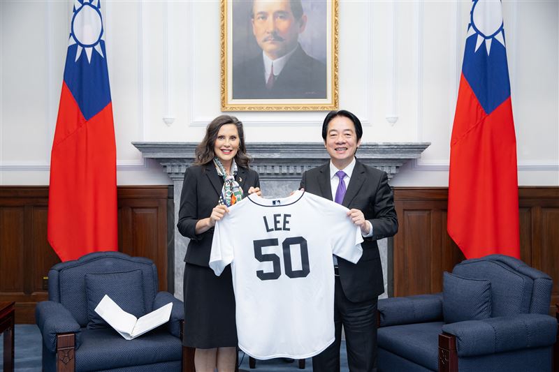 總統賴清德接見美國密西根州州長魏美桂(Gretchen Whitmer)訪問團，對方特別致贈在底特律老虎隊效力的台灣棒球好手李灝宇的球衣（圖／總統府提供）