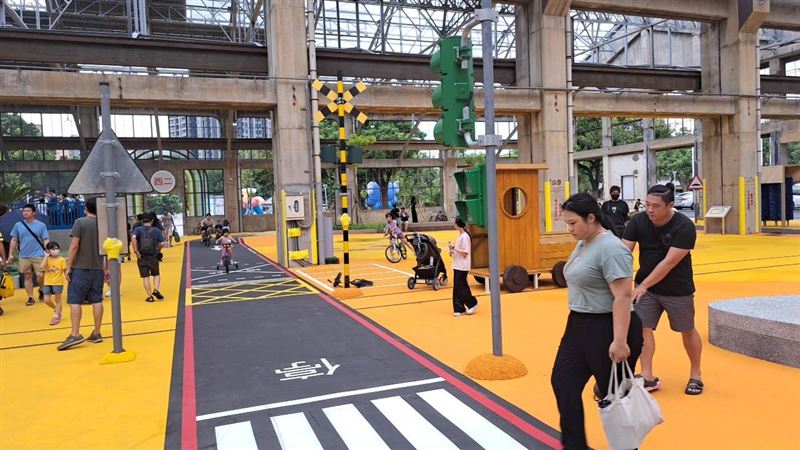 高雄親子遊樂園人氣旺 ,9月28日起週一也能玩。(圖/高市府提供)