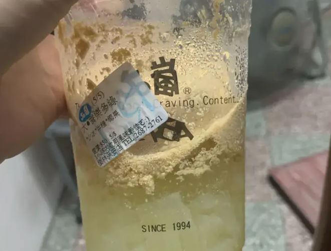 多多綠跟椰果的組合會出現誇張沉澱物,賣相不好看。(圖/取自Dcard)