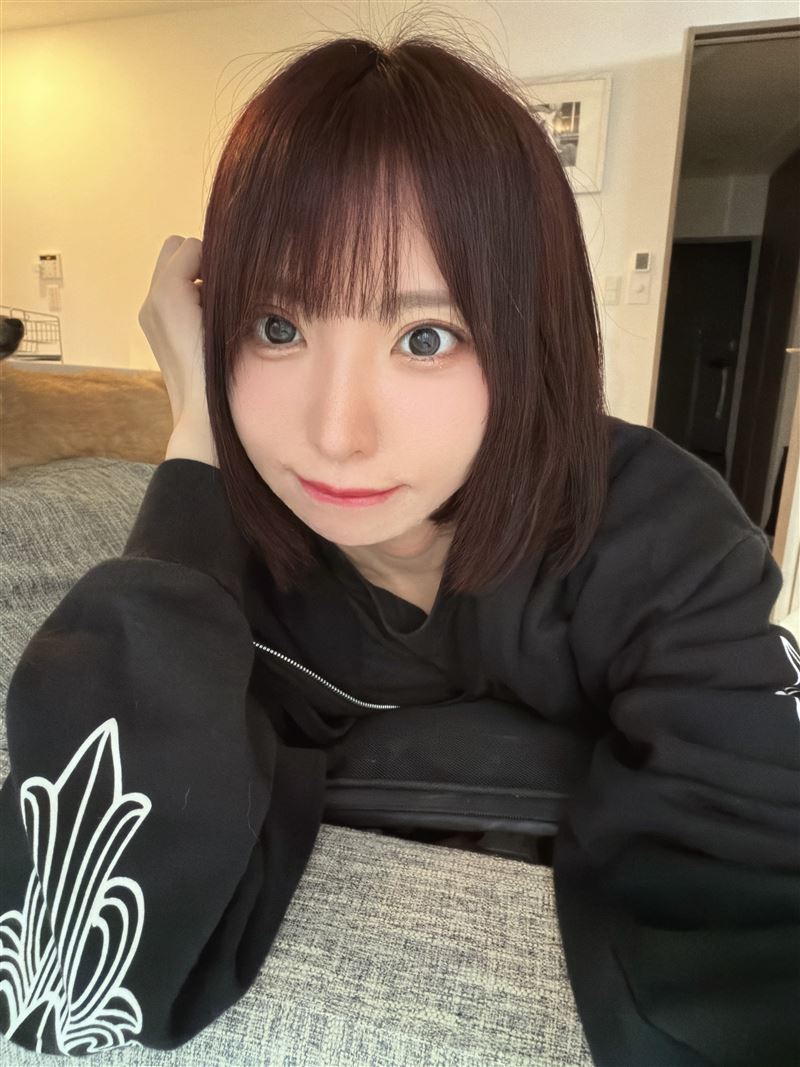 YUUKA近日無預警拋出震撼彈,宣布全面暫停所有演藝活動。(圖/翻攝自X平台 @newwife_yuuka)