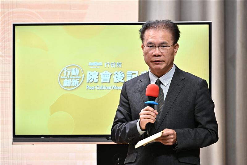 法務部次長黃謀信今（17）日出席行政院會會後記者會。（圖／行政院）