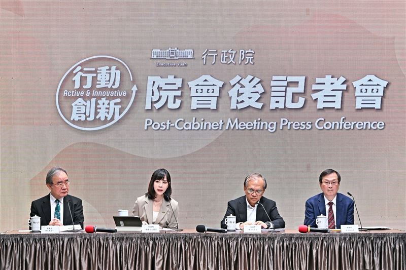 行政院發言人李慧芝（左二）主持院會後記者會。（圖／行政院）
