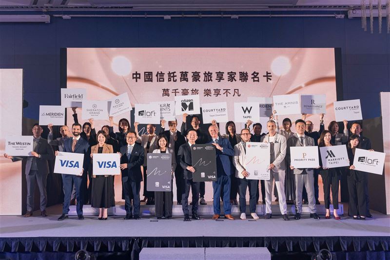 中信銀行推出全台首張萬豪旅享家聯名卡，結合消費快速集點、直升白金會籍與頂級旅遊權益，並祭出限量金屬卡面與迎賓豪禮，全力搶攻高端商旅市場。（圖／中信銀行提供）