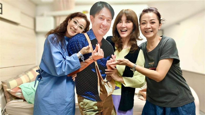 兵家綺(左1)入院動刀,Corrinna(左3)帶著傅子純人形立牌探望。右為高欣欣。(圖/翻攝自兵家綺臉書)