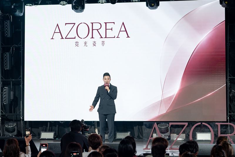 「AZOREA霓光姿萃」執行長桂建霆強調,「AZOREA 霓光姿萃」期望透過「專業顧問+全系列保養」的深層管理體系,讓現代女性,在每個年齡階段都能無懼時光流逝,由內而外重現美麗光采。(圖/主辦單位提供)