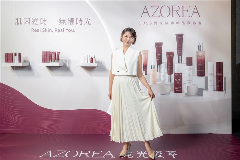 「凍齡女神」梁家榕,以「AZOREA霓光姿萃」活動大使身分,出席康杏生醫旗下全新品牌「AZOREA霓光姿萃」上市記者會。(圖/主辦單位提供)