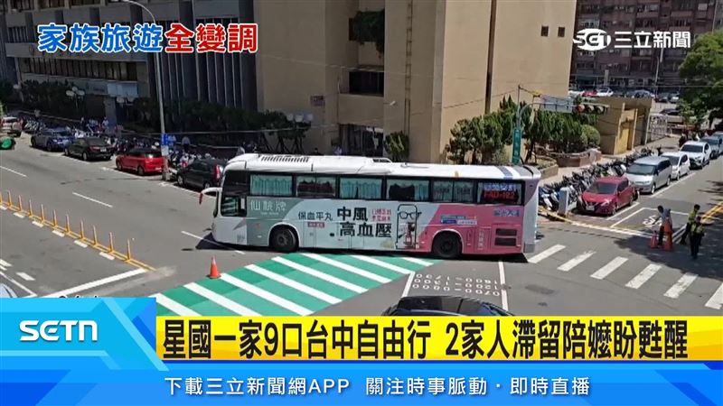 國光客運過馬路，走在最後的新加坡籍阿嬤，也想快步通過，但客運車身突然一轉，阿嬤被撞倒地遭右前輪輾壓