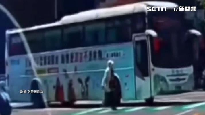 星國嬤遭客運撞躺ICU　2家人滯留台盼甦醒