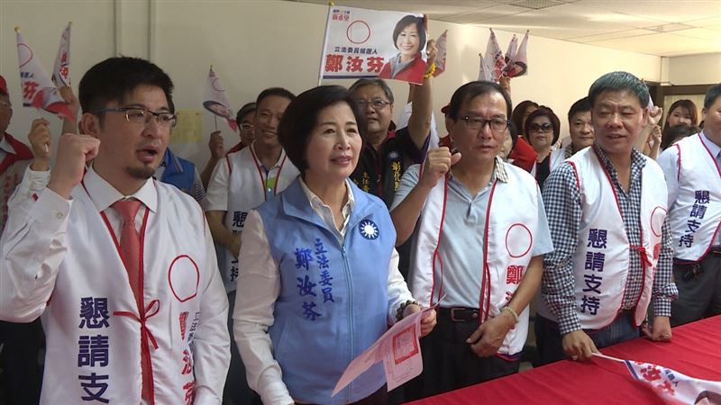 彰化議長謝典霖、母親前立委鄭汝芬(圖中)、父親謝新隆(圖右),不僅涉賄選,檢方查出另涉詐取公款、貪污治罪條例等罪。(圖/翻攝畫面)