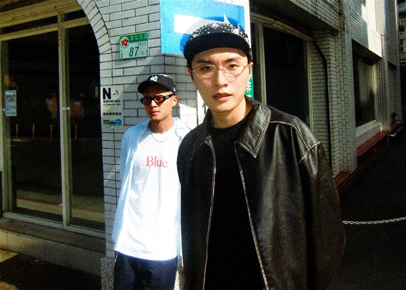 胡家誠(右)與FRαNKIE阿法(左)合作新歌〈有個念頭〉。(圖/小誠故事多提供)