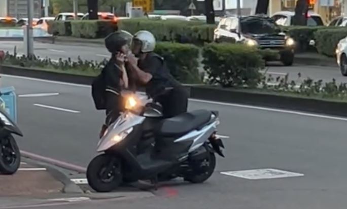 台中2男騎士爆口角！不斷撞胸差點親起來