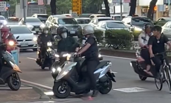 2名機車騎士疑因行駛間變換車道不當發生口角。(圖/翻攝自Threads @yohong.58)