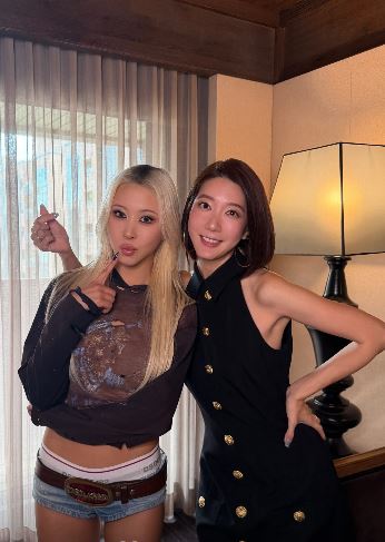 宋米秦(右)驚喜同框韓國女團「宇宙少女」成員多榮(左)拍攝舞蹈挑戰。(圖/翻攝自IG @song_miqin)