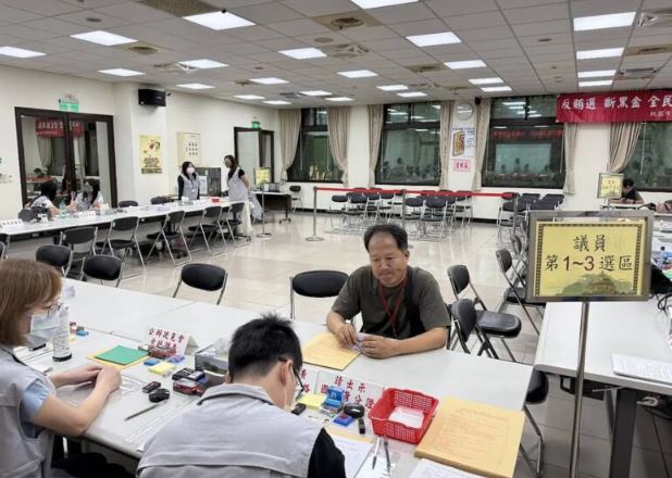 退休警、網紅「瀟湘公子」蕭湘翰日前參選桃園市議員,卻因妨害自由案遭通緝。(圖/桃園市選委會提供)