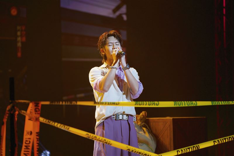 鼓鼓 呂思緯帶來新曲〈警戒線〉,並宣布12月26日將於北流舉辦個人演唱會。(圖/年代提供)