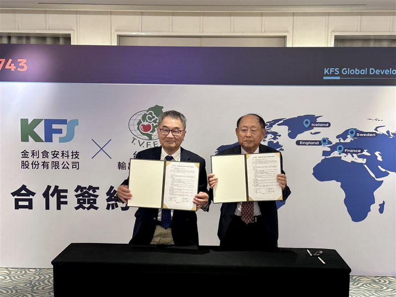 金利食安（7743）為因應海外終端市場之需求，除了持續擴大產能外，並為了確保上游原料之供應充足，於17日宣布與台灣蔬果輸出業同業公會簽署合作協議，未來雙方將深化蔬果原料供應鏈合作。金利食安董事長廖日興（左）、台灣蔬果輸出業同業公會理事長蘇雲嶢 （右）共同簽署合作協議。（圖／記者余國棟攝影）