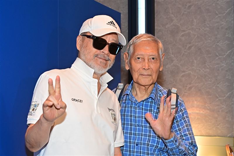 班鐵翔(左)跟石雋合照。(圖/台視提供)
