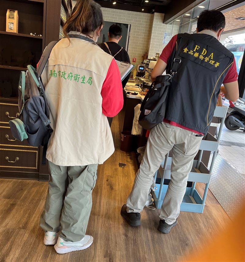 食藥署和地方衛生局聯合稽查手搖飲店。(圖/食藥署提供)