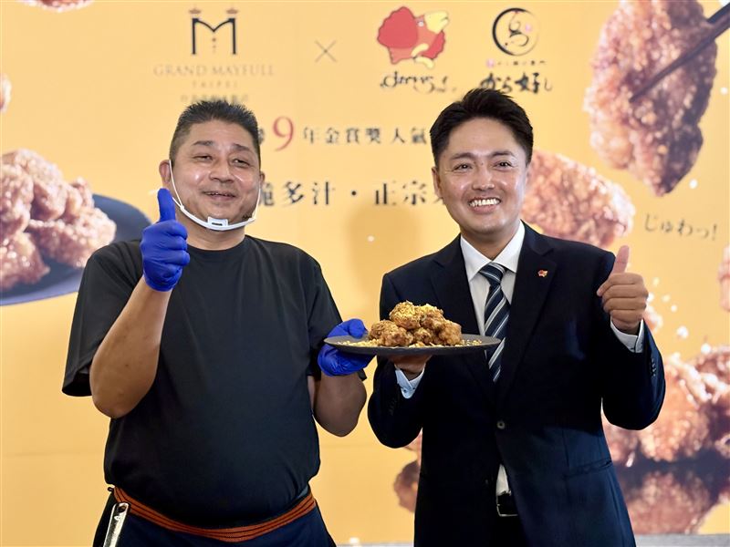 台北美福邀日本雲雀餐飲集團旗下「唐揚好」團隊跨海客座,於今(17)日舉辦記者會,由品牌營業部長柳川榮二(右)及集團商品菜單開發主廚福島宣嘉(左)現場示範台灣限定的「魔王金沙雞」。圖台北美福大飯店提供。(圖/飯店旅宿業者提供)