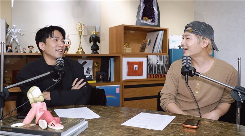 炎亞綸與奧迪首度搭檔主持Podcast《唉唷!這個炎重囉!》,兩人首集火力全開,從同志、家庭一路聊到感情觀與戀愛往事。(圖/大浪娛樂提供)