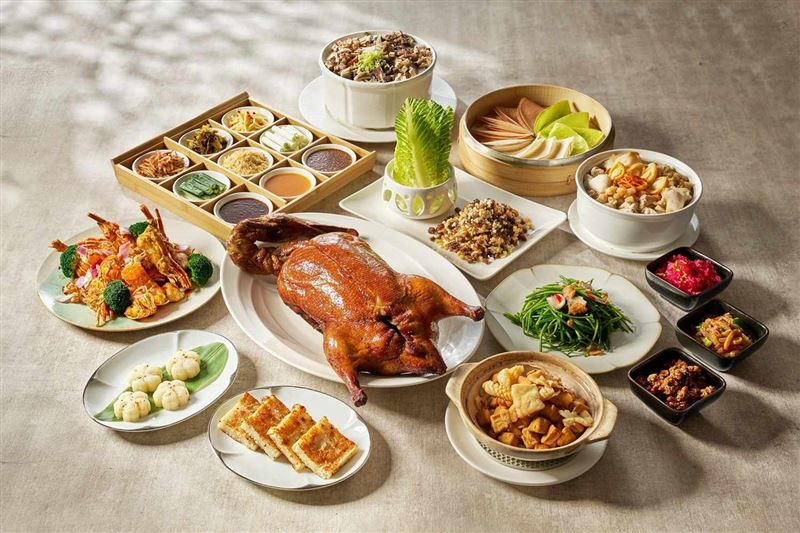 台北六福萬怡酒店推出「國旅住房補助|靓皮鴨宴專案」。(圖/飯店旅宿業者提供)