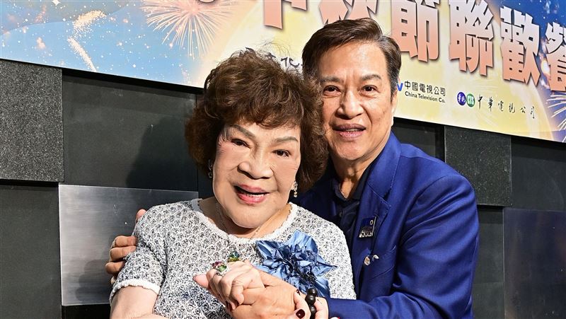 乾兒子疑劈腿許藍方　周遊露臉發聲哭了