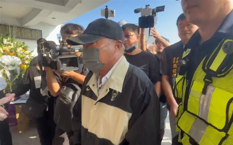 面對家屬質疑如何賠償彌補？林父僅表示自己也沒有財產，惹怒家屬痛罵。(圖／翻攝畫面)