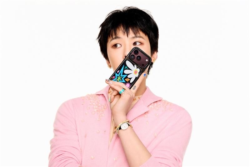 G-DRAGON於最新釋出的形象照中搭配勃根地紅iPhone 18 Pro 與全新「Triple Treat」限定印花手機殼。（圖／品牌業者提供）