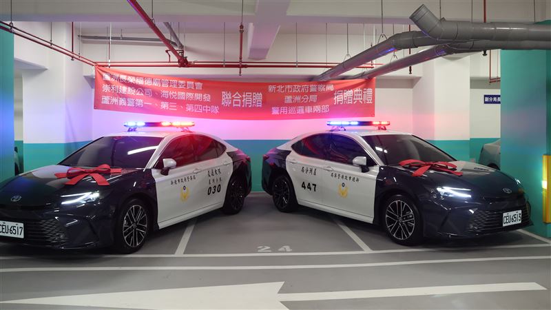 新北市政顧問楊宗翰號召地方慨捐2輛警車。(圖/翻攝畫面)