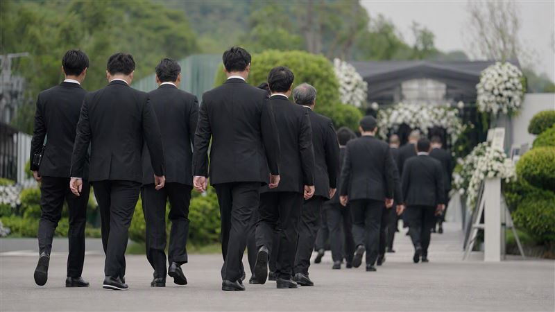 岳父葬禮驚見20名黑衣男！他拆白包被嚇傻