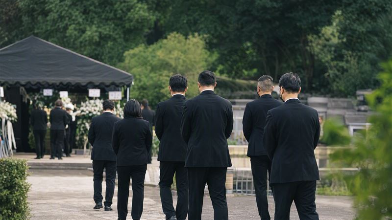浩二表示,岳父的葬禮來了20幾個外型兇悍的黑衣人。(示意圖/AI生成)