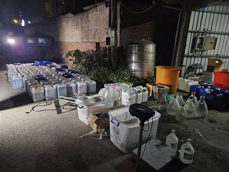 製毒工廠現場查扣物品。（圖／海巡署新竹查緝隊提供）