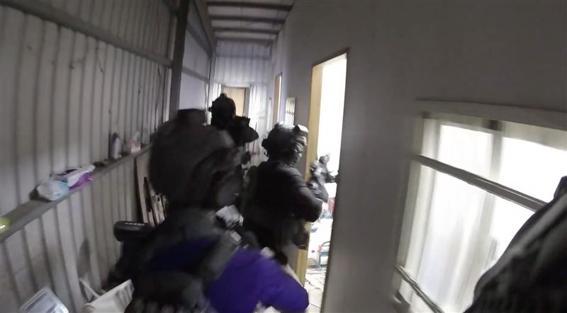 海巡查緝人員荷槍實彈破獲製毒工廠。（圖／海巡署新竹查緝隊提供）