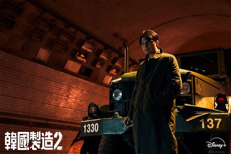 檢察官張健榮(鄭雨盛飾)展開反擊,對白冀兌(玄彬飾)的座車連開數槍威嚇。(圖/Disney+提供)