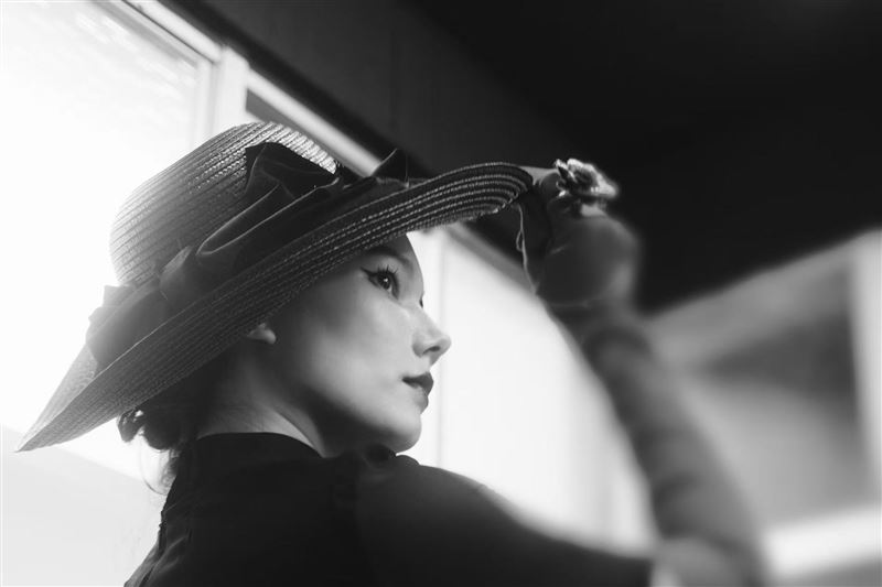 紀培慧挑戰真人轉描動畫《歡迎來到朵莉之家》,演出「朵莉夫人」一角,先實景拍攝再轉描成2D角色。(圖/深空天體有限公司 提供)