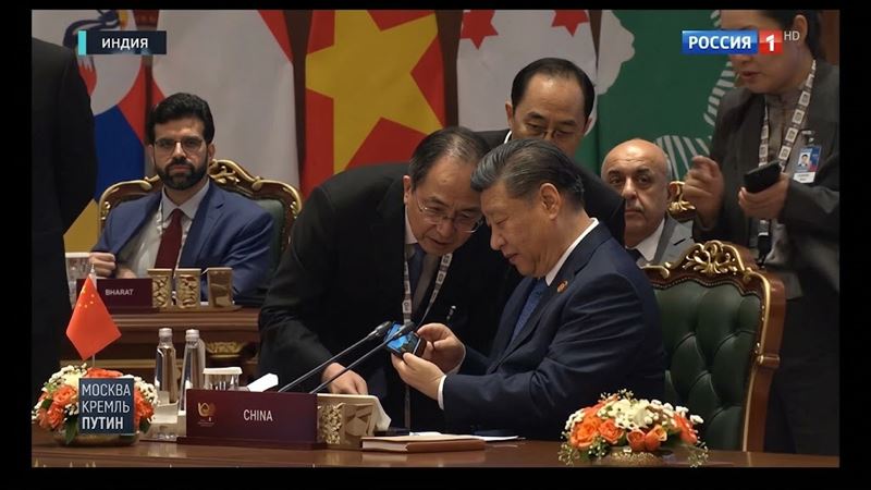 俄羅斯國家電視台（Russia-1）公布現場畫面指出，當時其實只是習近平的傳譯耳機出現故障，隨行人員正在為其調整設備。（圖／翻攝自Threads）