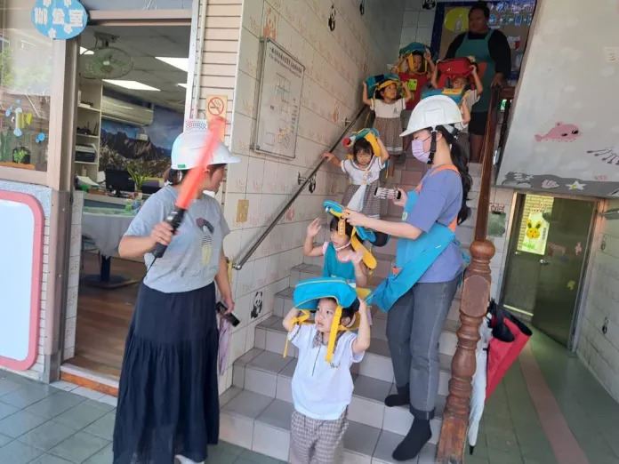 圳頂分隊至大溪溫德爾幼兒園進行防災避難演習並宣導防震觀念。圖:圳頂分隊提供。(圖/桃園電子報提供)