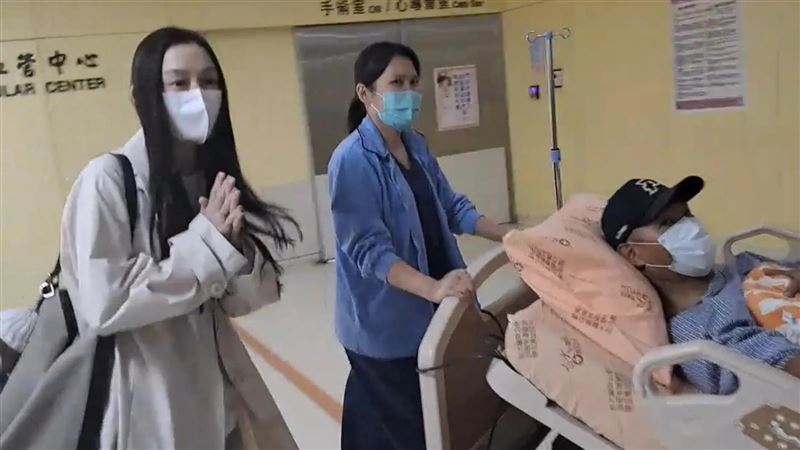 范范蠟燭兩頭燒　安頓好黑人又趕去接小孩