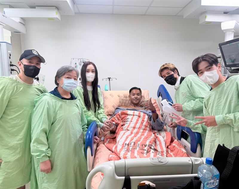 陳建州在心肌梗塞手術後首度露面,陳媽媽、妻子范瑋琪、好友王力宏、唐志中在旁。(圖/翻攝自IG @blackielovelife)
