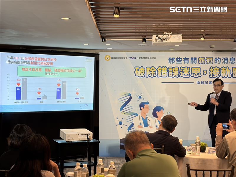 黃立民表示,今年10月1日起,台灣將與日本同步提供新世代新冠疫苗,因設計不斷優化,疫苗劑量大幅減少,局部不良反應可望減少約一半。(圖/記者簡浩正攝影)