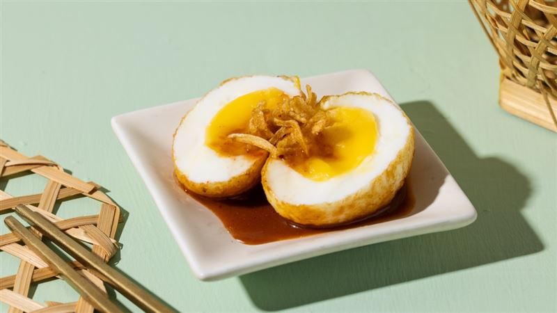 只要點泰式打拋豬定食,就能免費享用外酥內嫩的「女婿蛋」。(圖/翻攝畫面)