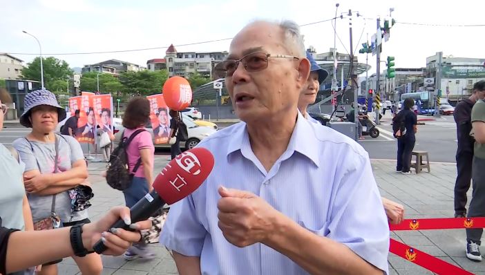 一名在地長輩大讚沈伯洋，希望他可以當選。（圖／翻攝畫面）