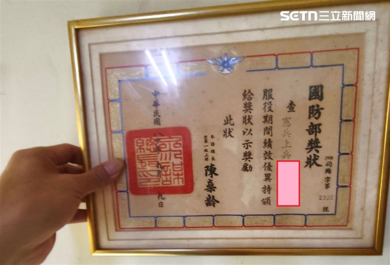 嗆殺總統賴清德的陳男還PO出國防部的獎狀，證實自己曾當過憲兵。（圖／翻攝threads)
