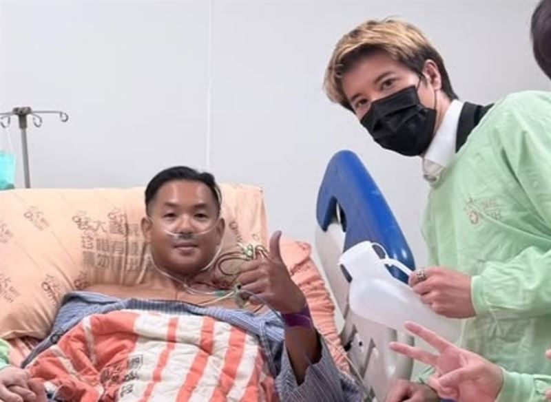 王力宏在陳建州身旁被發現幫拿著尿壺。（圖／翻攝自IG @blackielovelife）