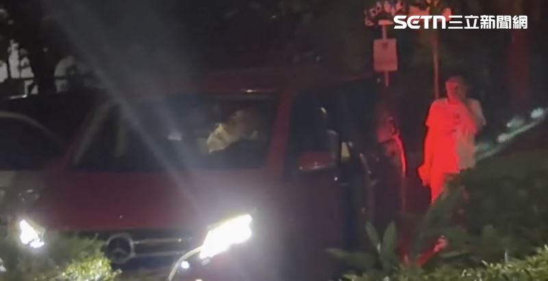 謝典霖服務處主任劉宸佑（白衣者）在羈押庭召開兩個多小時後，首位裁定交保的被告。（圖／翻攝畫面）