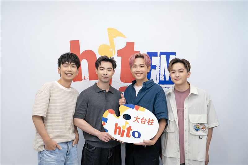 理想混蛋推出新專輯《偶像包袱》,登上魏如萱電台節目。(圖/Hit Fm聯播網提供)