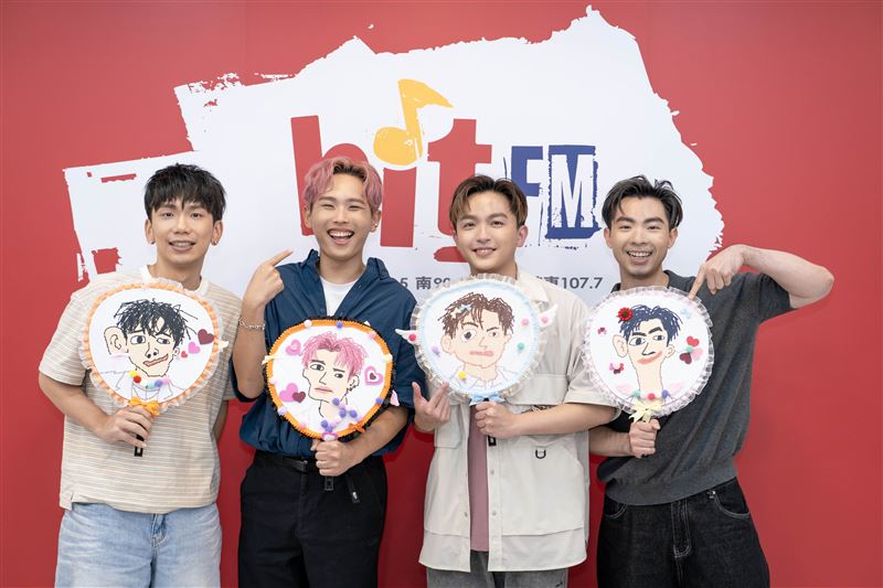 電台贈送理想混蛋手繪畫風應援扇。(圖/Hit Fm聯播網提供)