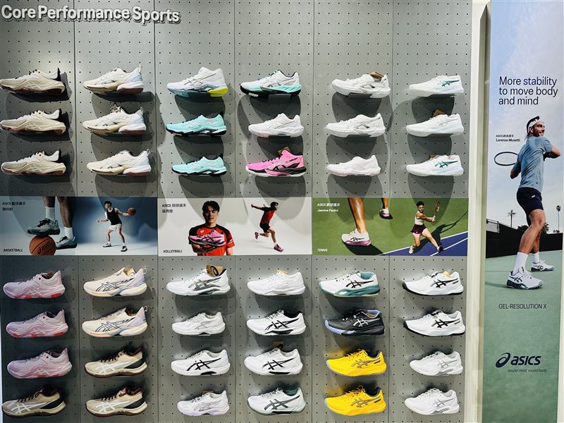 ASICS裕隆城專賣店CPS專項球類牆亮相,排羽網籃殿堂級實戰裝備齊備。(圖/品牌業者提供)