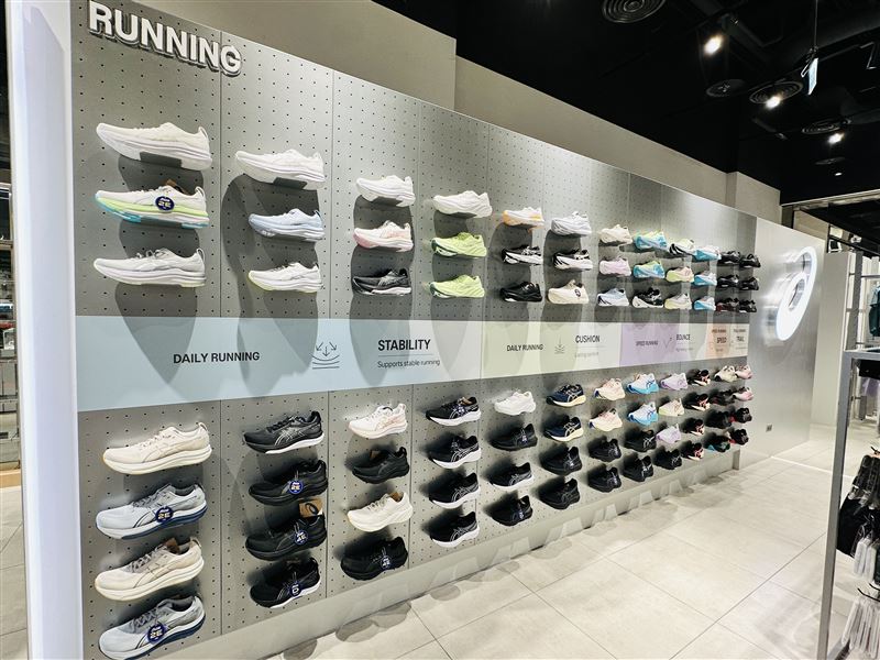 ASICS裕隆城專賣店RUNNING慢跑牆科學分區,男女「全楦頭」破解亞洲寬足痛點。(圖/品牌業者提供)